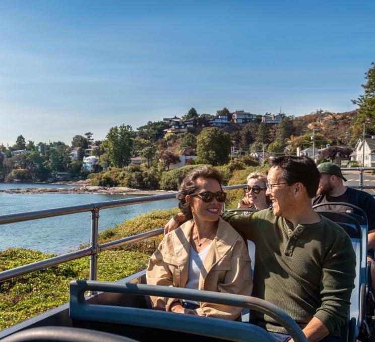 Greyline Sightseeing Exterior Day Tour Fall Couple